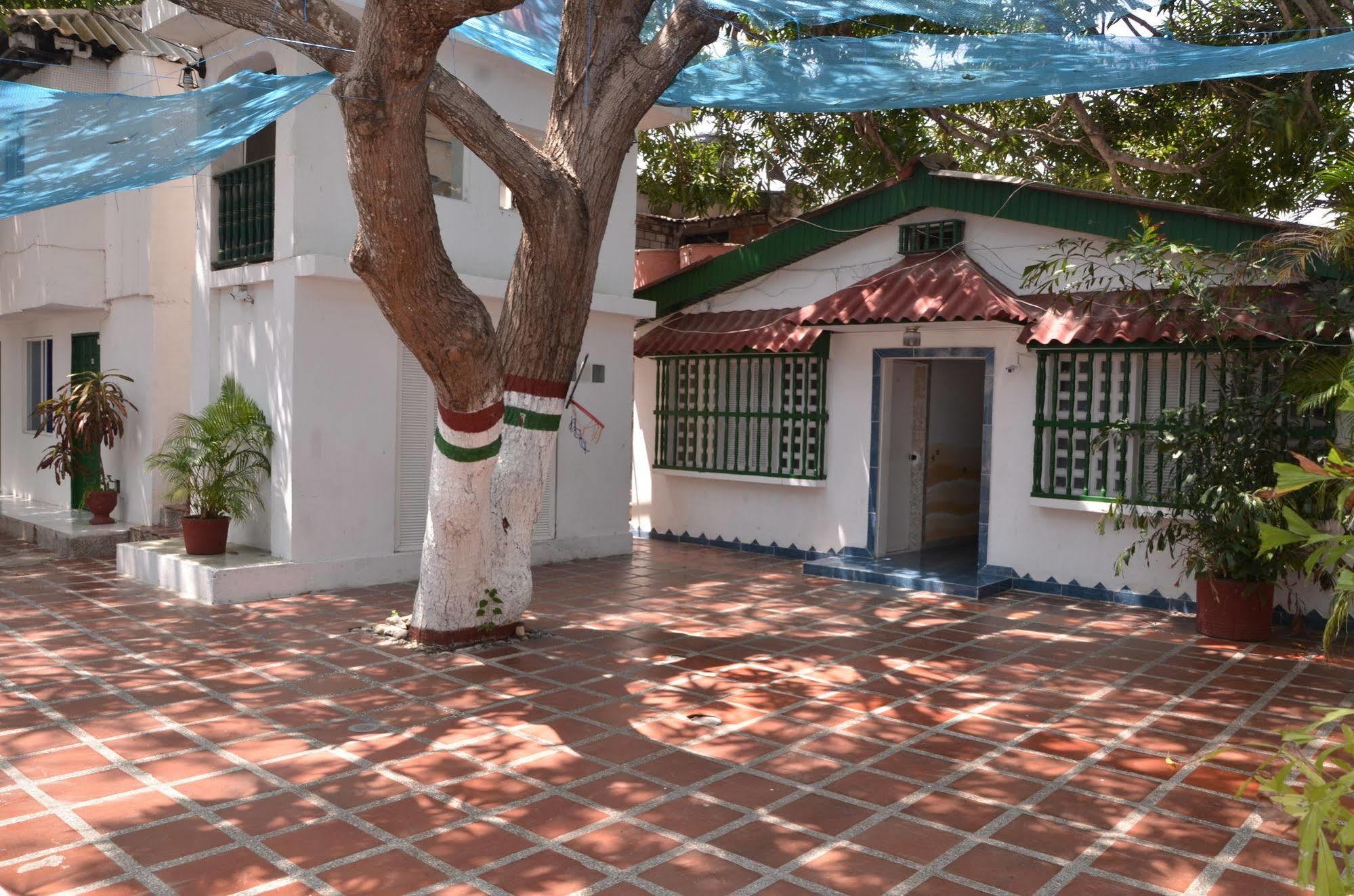 Hotel Vargas Airport Cartagena Buitenkant foto