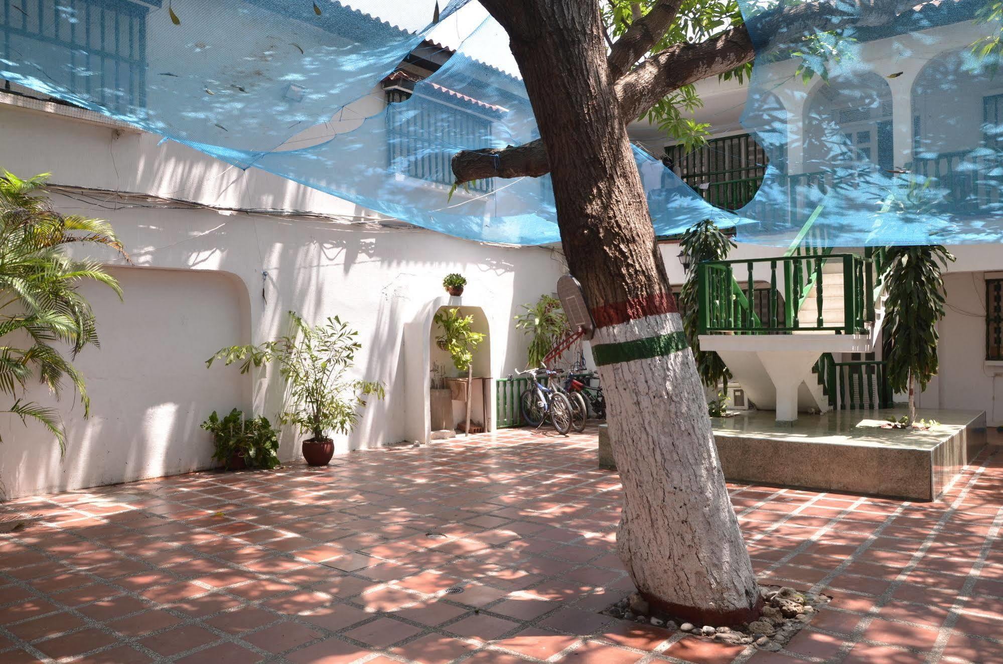 Hotel Vargas Airport Cartagena Buitenkant foto