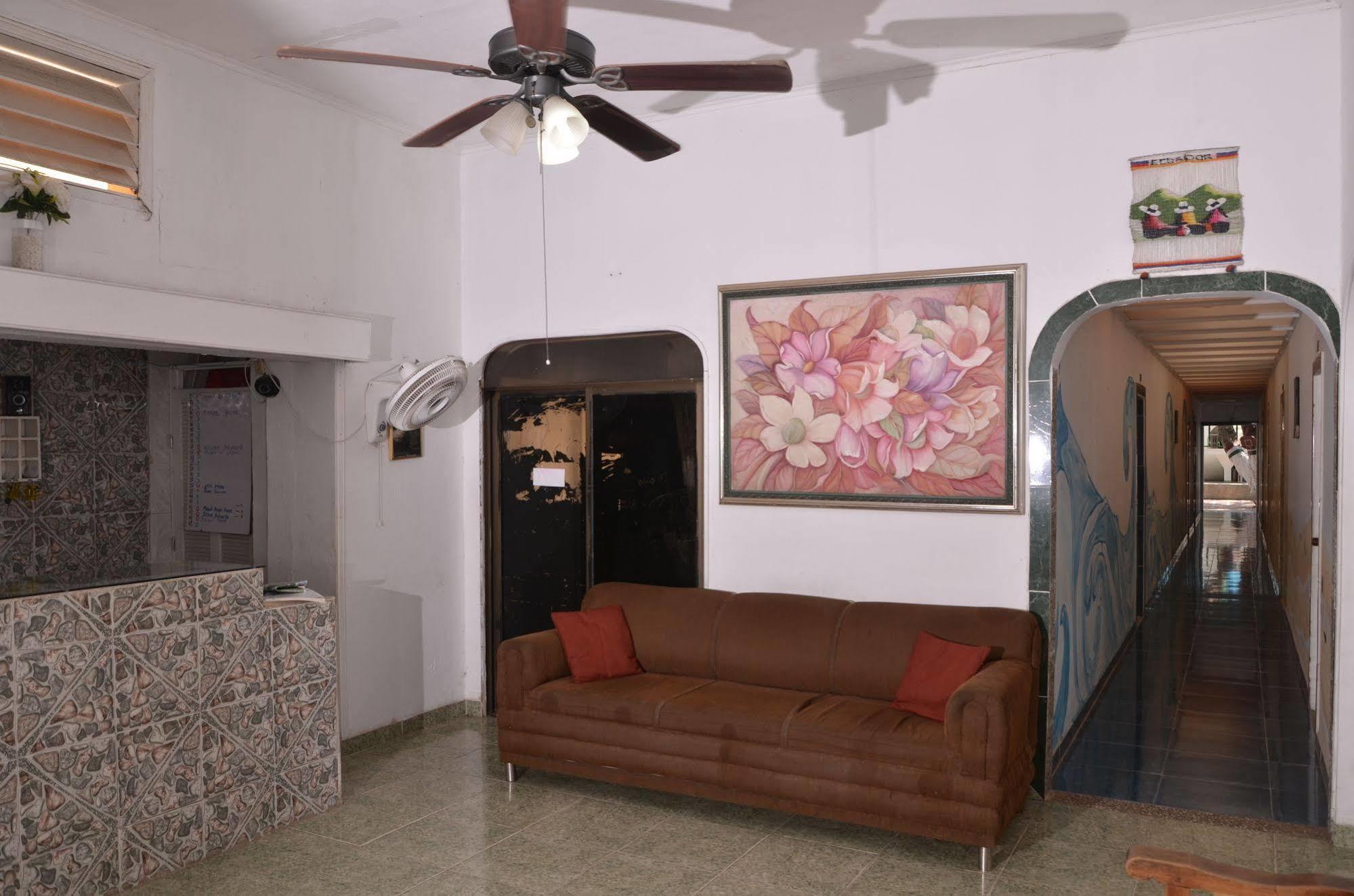 Hotel Vargas Airport Cartagena Buitenkant foto