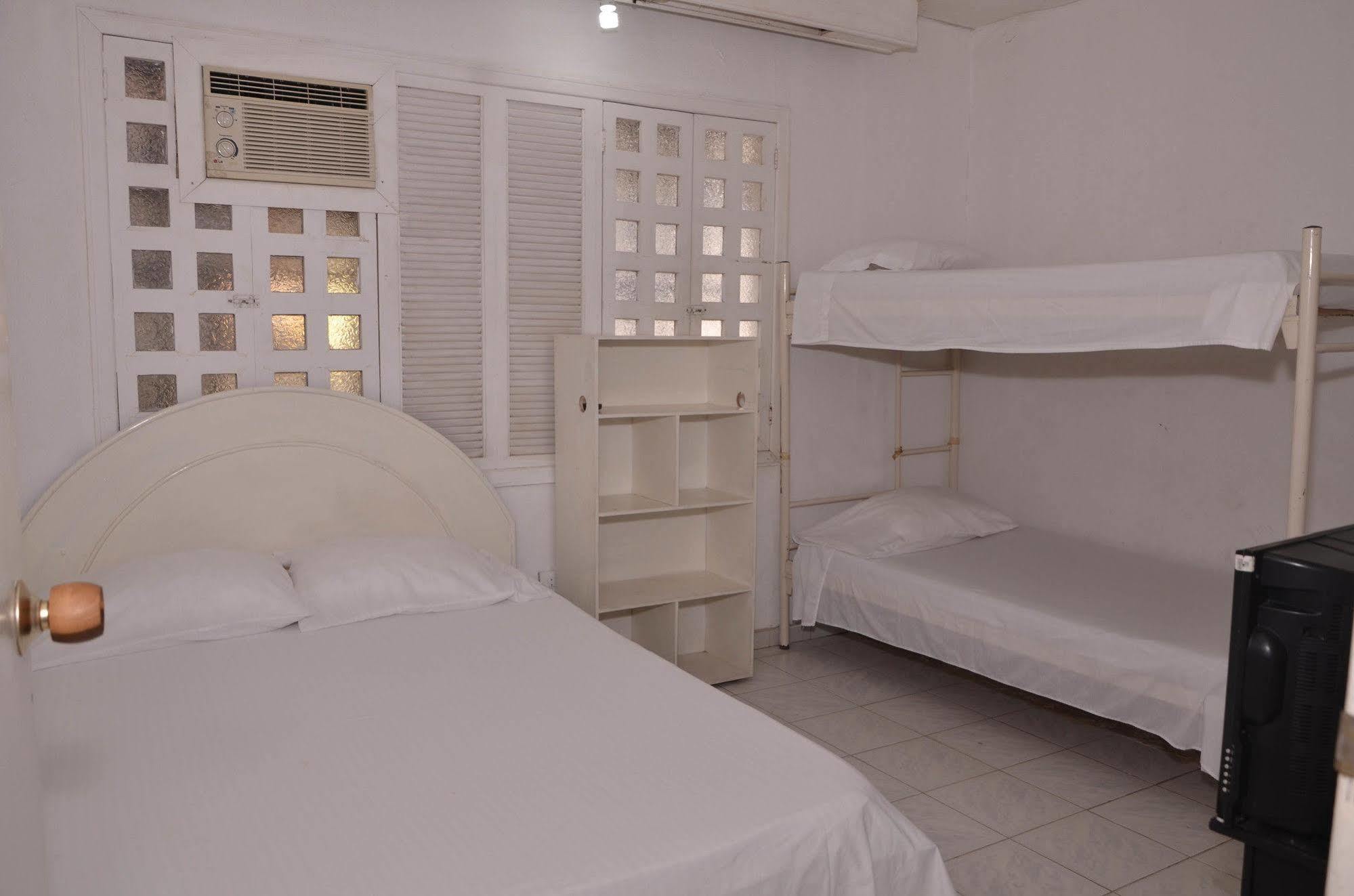 Hotel Vargas Airport Cartagena Buitenkant foto