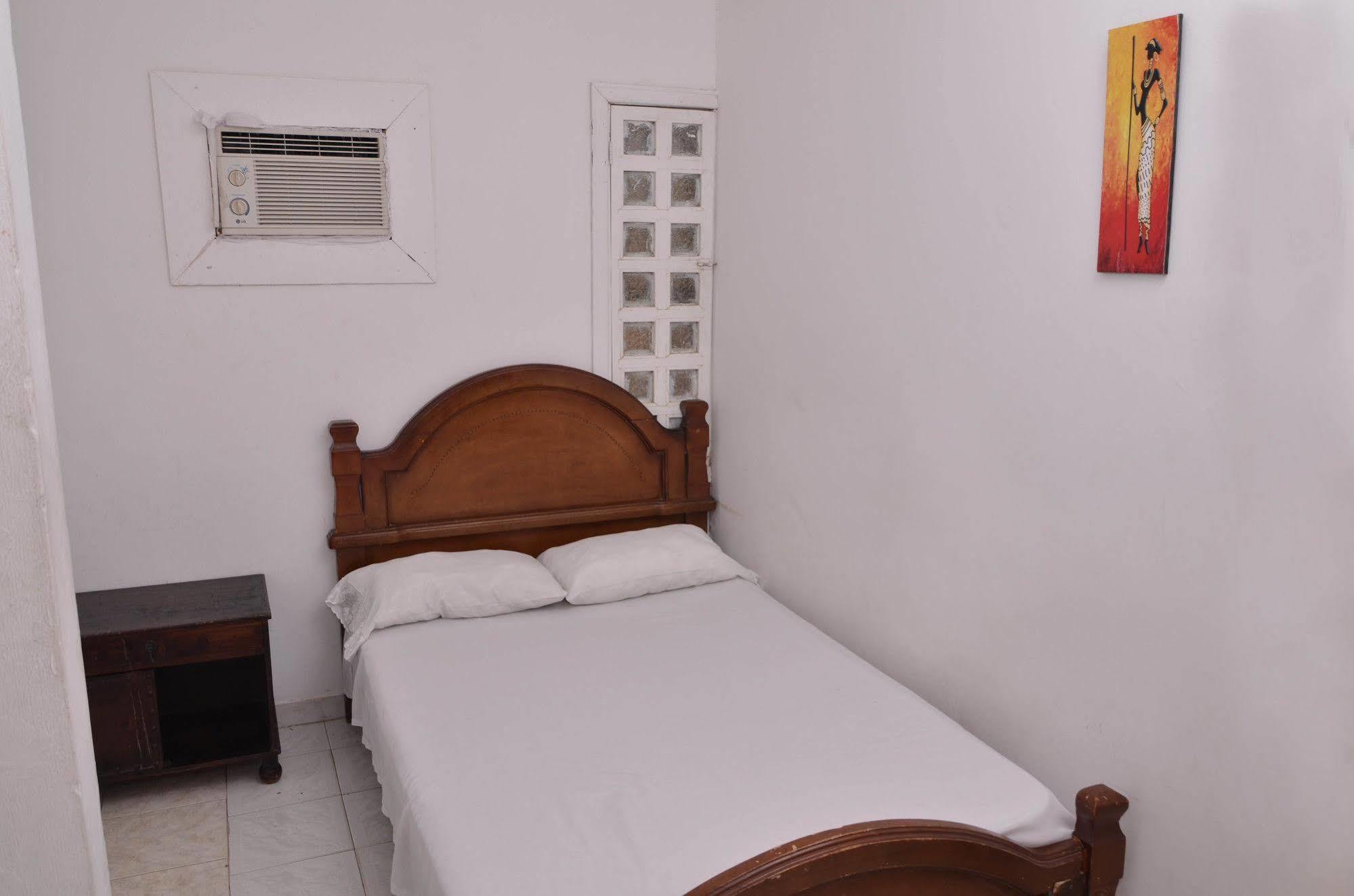 Hotel Vargas Airport Cartagena Buitenkant foto