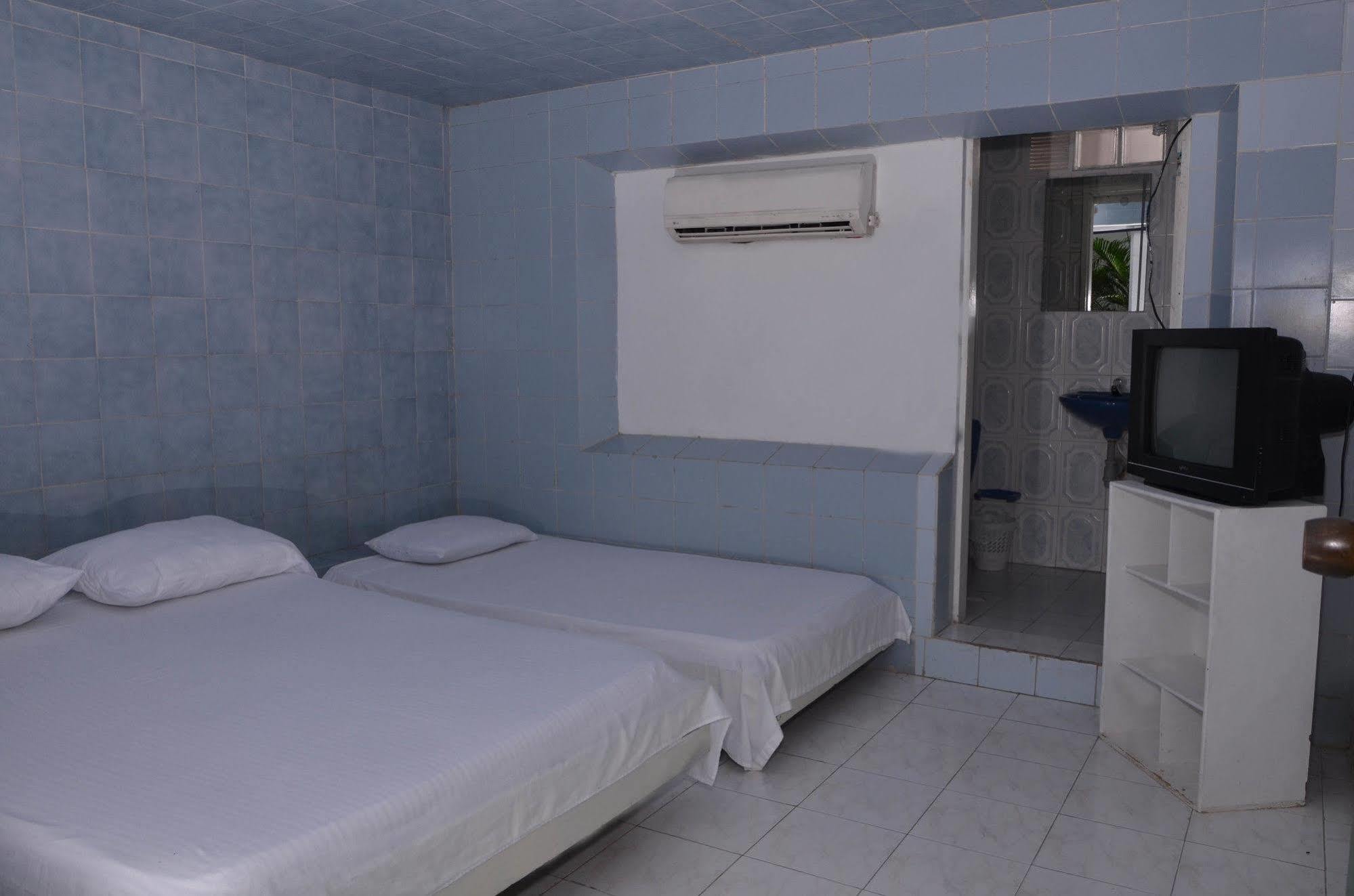 Hotel Vargas Airport Cartagena Buitenkant foto