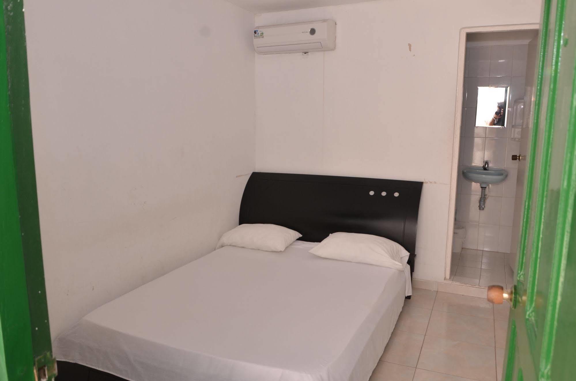 Hotel Vargas Airport Cartagena Buitenkant foto