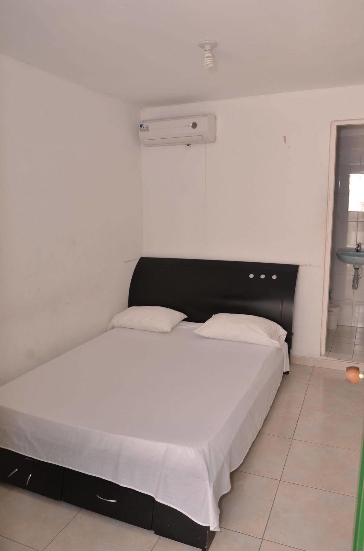 Hotel Vargas Airport Cartagena Buitenkant foto